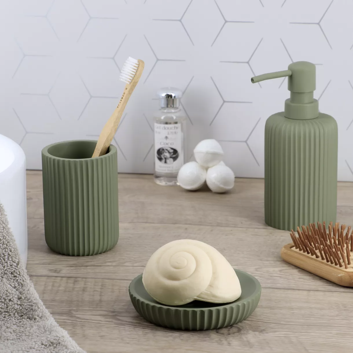 SET GOBELET DISTRIBUTEUR A SAVON ET PORTE SAVON POLYRESINE STRIEE - KAKI