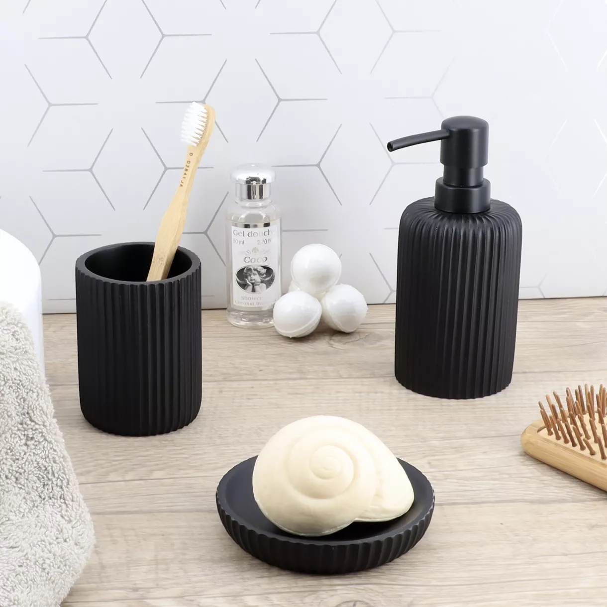 SET GOBELET DISTRIBUTEUR A SAVON ET PORTE SAVON POLYRESINE STRIEE - NOIR