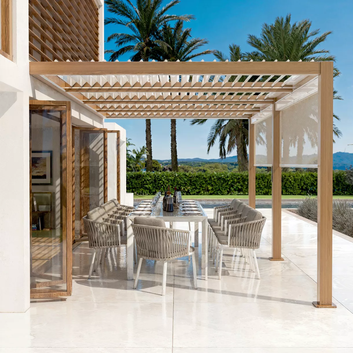Pérgola bioclimática adosada motorizada de aluminio  (3 x 6 m) LED - Madera