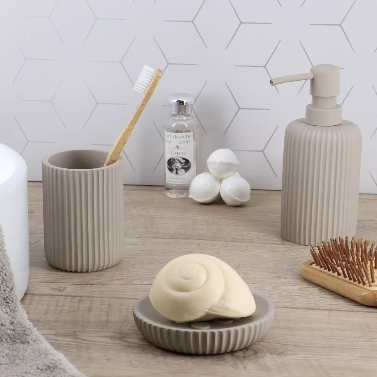 SET GOBELET DISTRIBUTEUR A SAVON ET PORTE SAVON POLYRESINE STRIEE - TAUPE