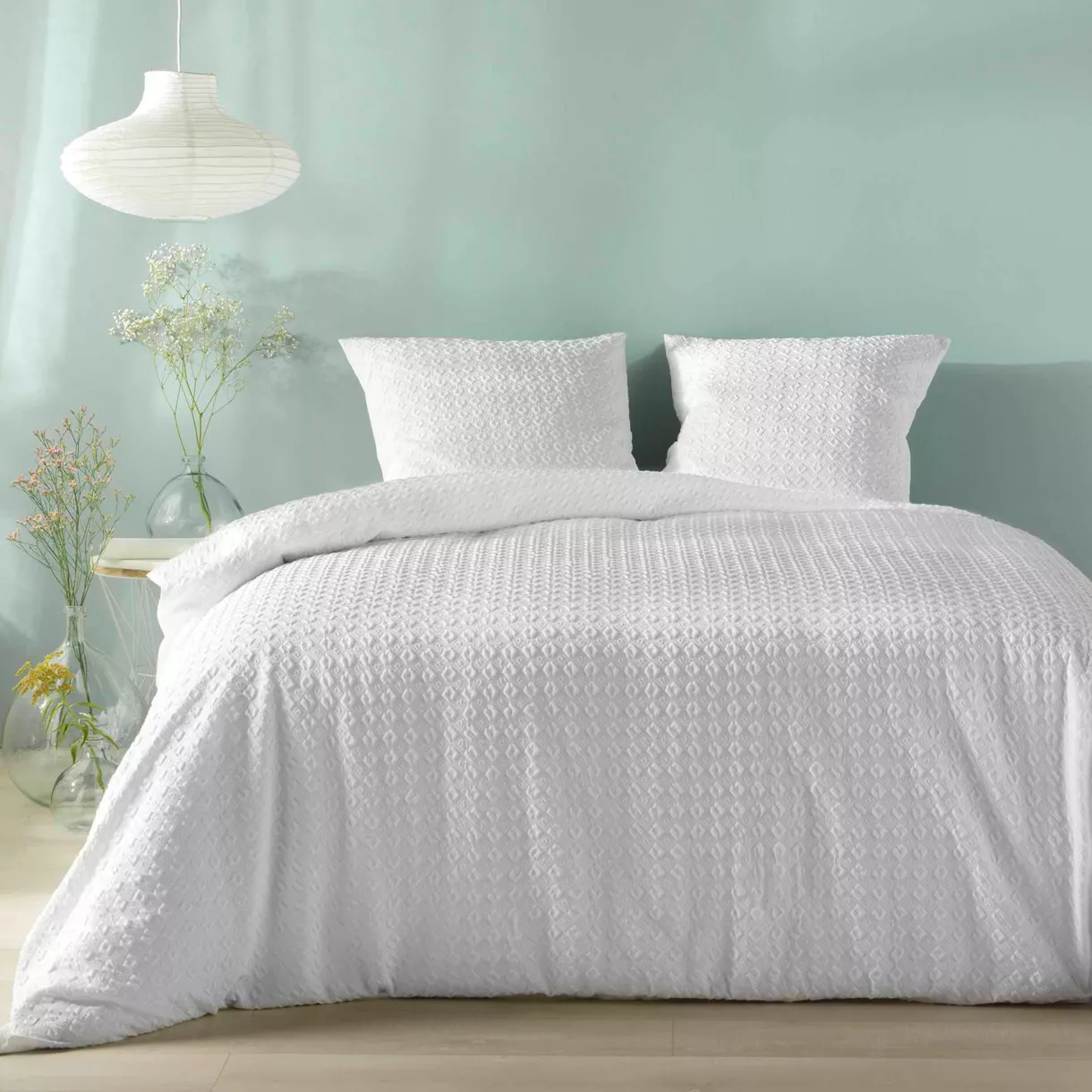 Housse de couette et deux taies microfibre gaufrée (240 x 220 cm) Litéa Blanche