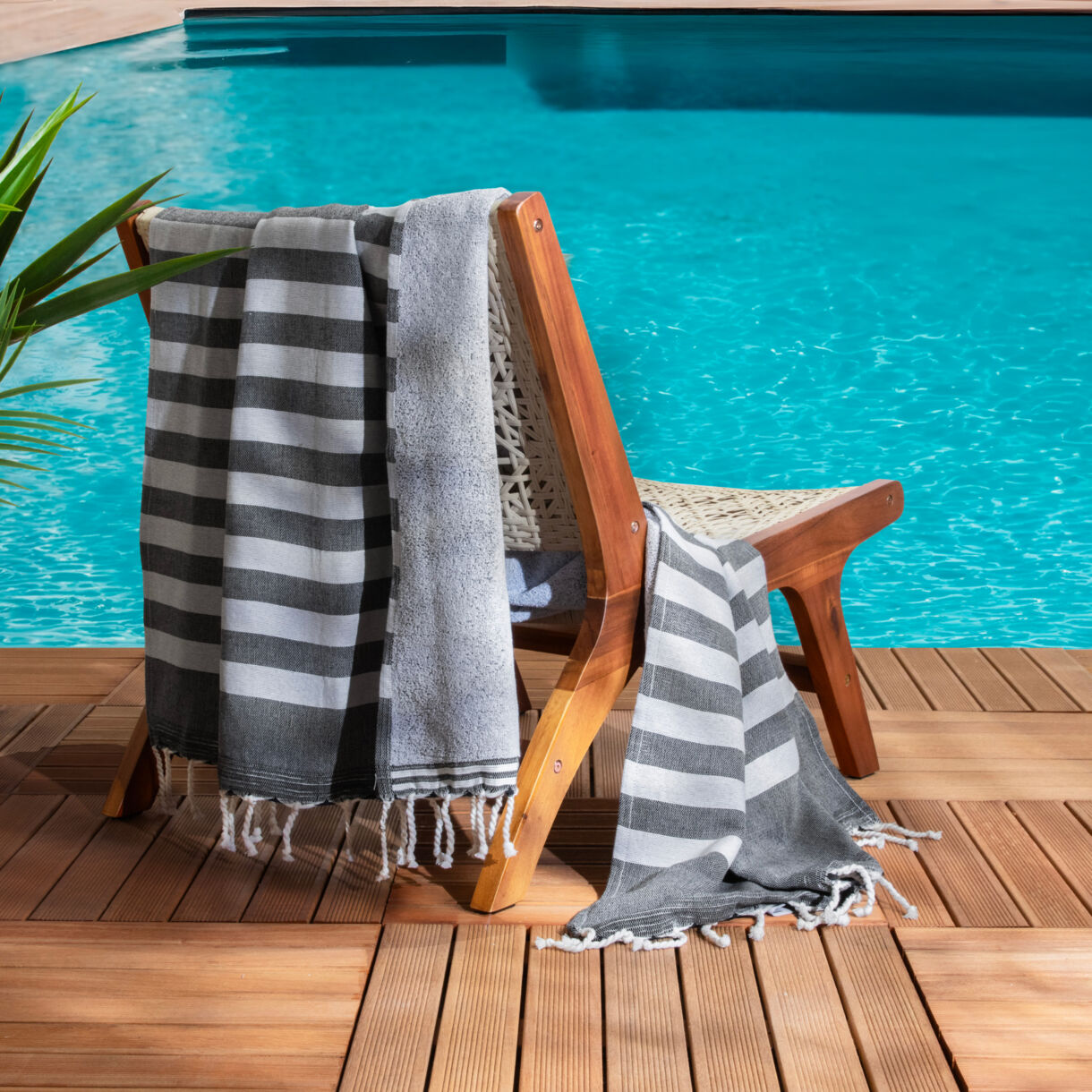 Fouta in cotone riciclato con fodera in spugna (100 x 200 cm) Coralia Nera