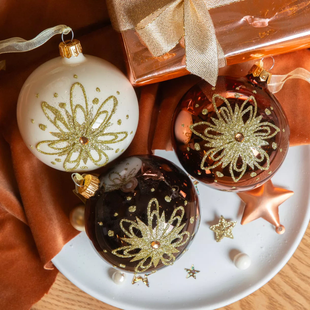 Lote de 6 bolas de Navidad de vidrio (D80 mm) Pétalos dorados Negro trufado