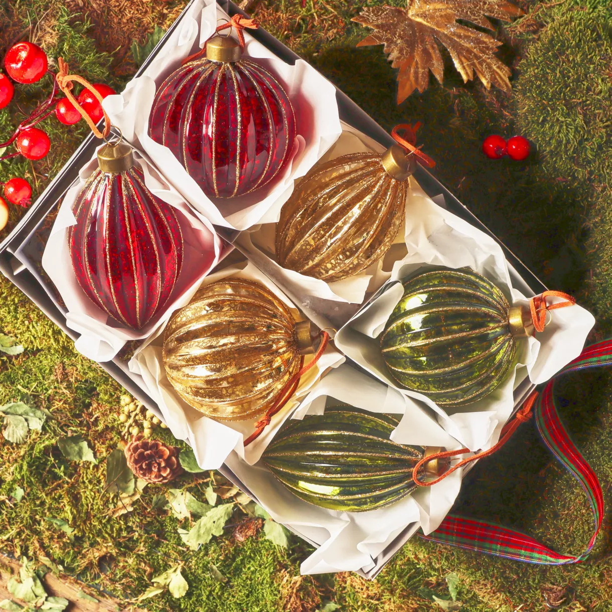 LOT DE 12  Boules verre Noël pailleté dia8cm or vert et bordeaux 