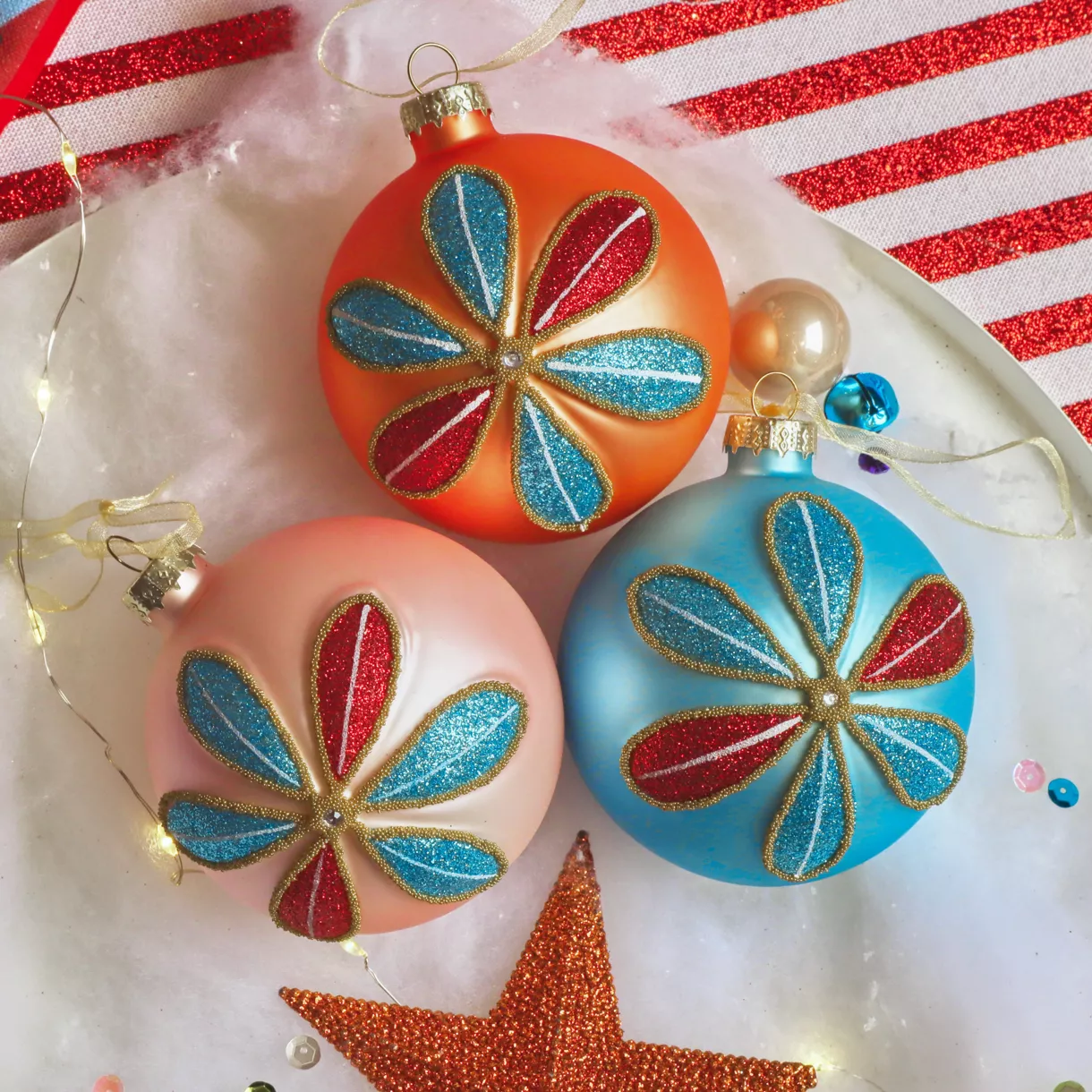 LOT DE 12 (EN VERRE)  Boules verre Pétales paillettées dia8cm Multicolore