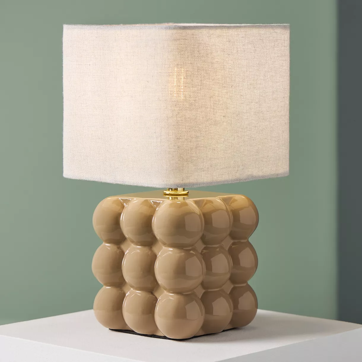 Lampe CarrŽe CŽramique 'Pompon' Beige Dim : l15.5xH27xP15.5cm