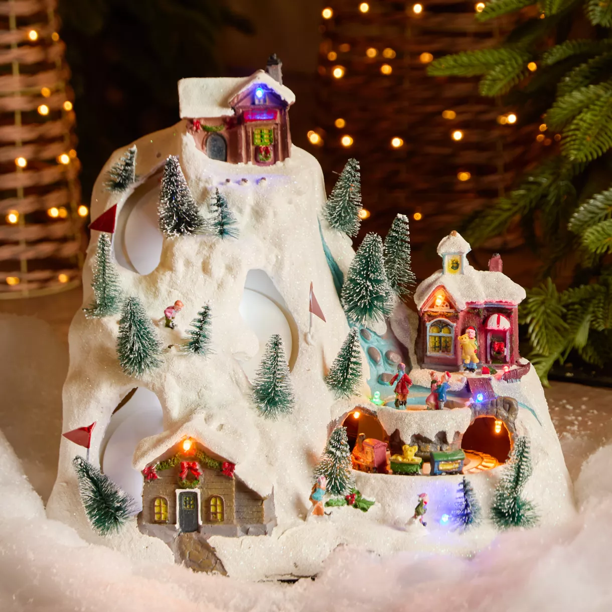 Verlicht en muzikaal Kerstdorp Geanimeerd skistation