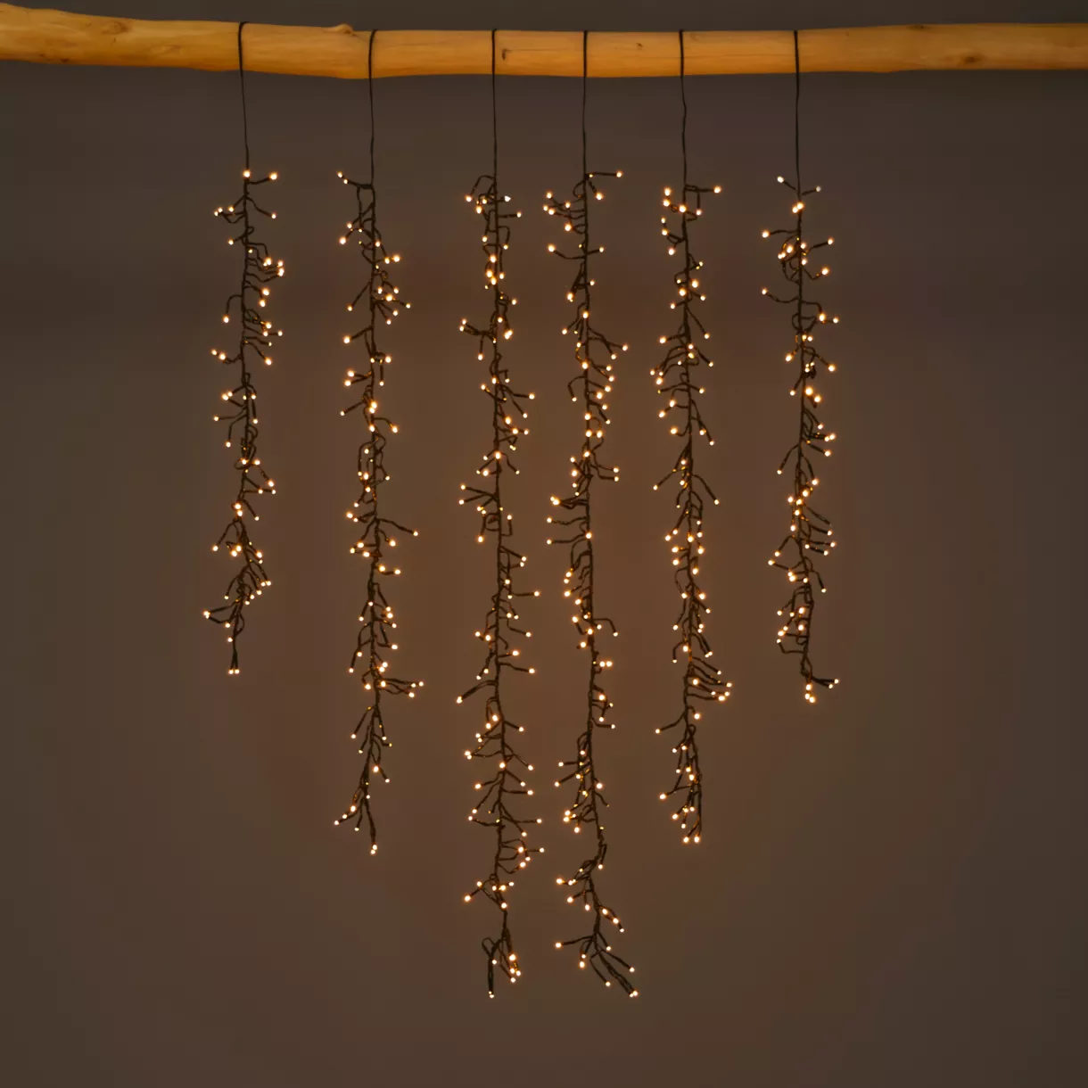 Cascade lumineuse 1 m 600 Micro LED câble noir 6 descentes Blanc chaud