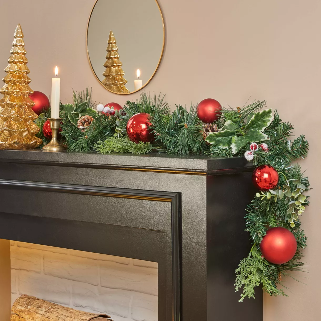 Guirlande décorée Boules et pommes de pin 1