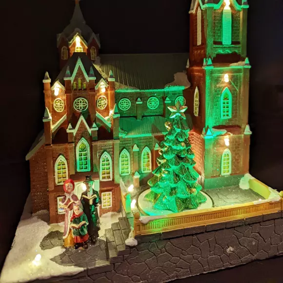 Église illuminée à piles Enneigée 3