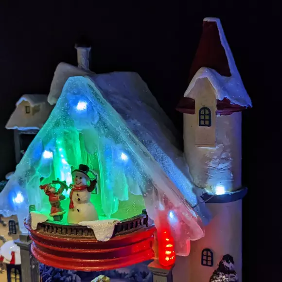 Maison du bonhomme de neige enneigée et illuminée à piles 3