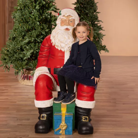 Père Noël traditionnel Géant (H137 cm) Klaus assis et les cadeaux