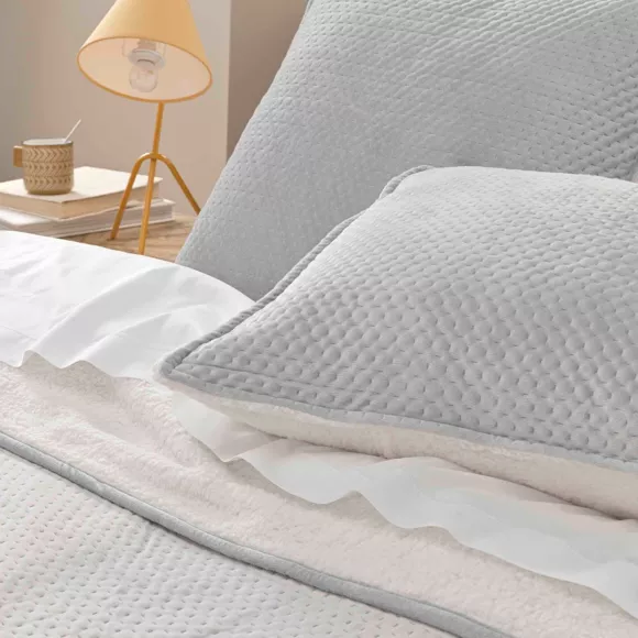 Couvre-lit matelassé et taies d'oreiller velours / sherpa (240 x 220 cm) Mylène Gris / blanc 