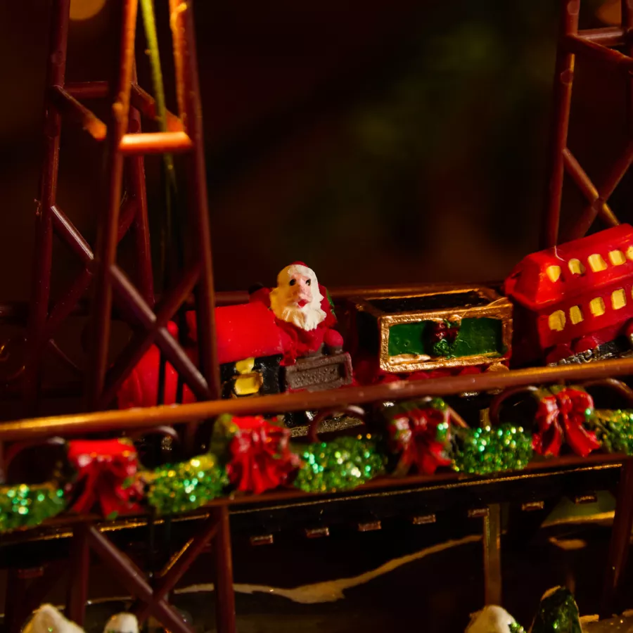 Verlicht en muzikaal Kerstdorp Feestelijke stad en Spoorweg