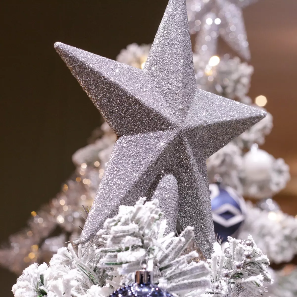 Künstlicher Weihnachtsbaum mit Beleuchtung und Baumschmuck König H210 cm Grün verschneit 5