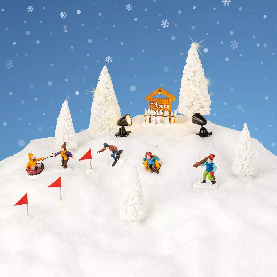 Set Figuren & Accessoires für Weihnachtsdorf mit weißen Tannen 1