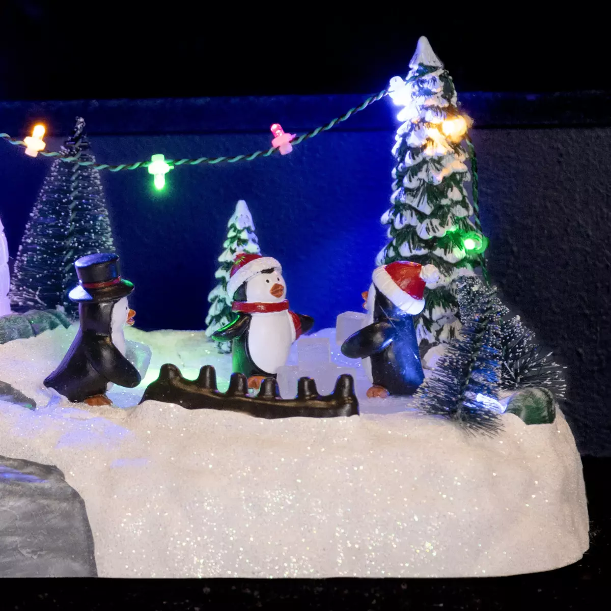Scène de vie illuminée à piles Aire de jeu des pingouins 3