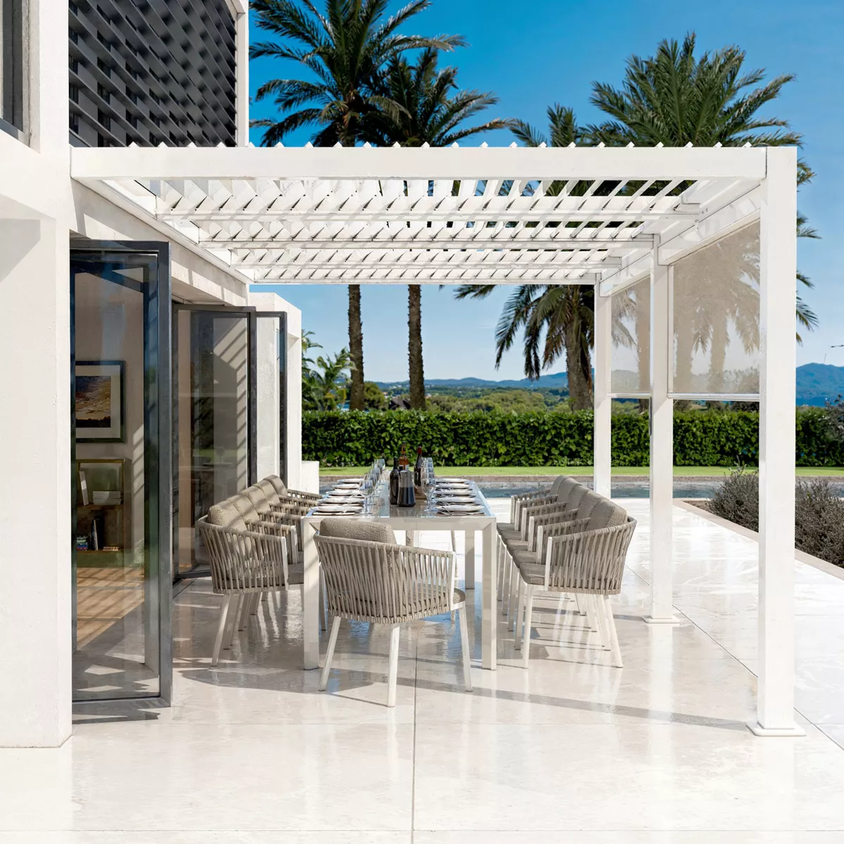Pergola bioclimatique adossée motorisée aluminium (3 x 6 m) LED - Blanc