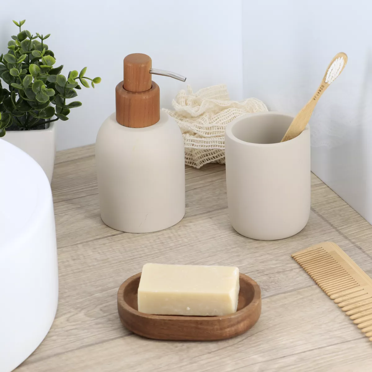 SET GOBELET DISTRIBUTEUR A SAVON ET PORTE SAVON POLYRESINE CIMENT ET ACACIA ARRONDI - BEIGE