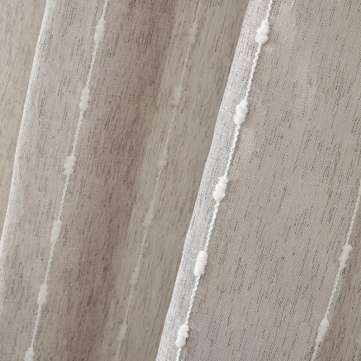Tenda trasparente con passanti nascosti e pon pon (140 x 240 cm) Axel Beige