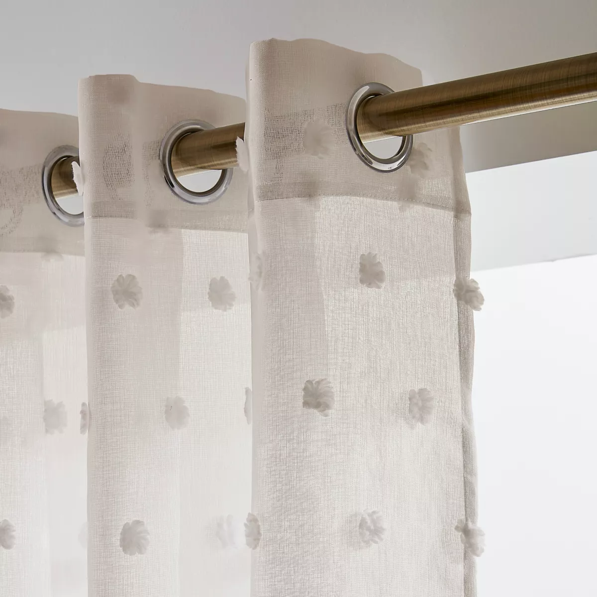 Tenda trasparente con occhielli e pompon (280 x 240 cm) Emie Beige