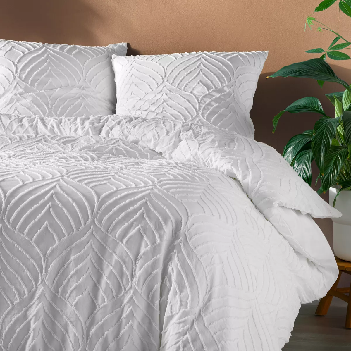 Housse de couette et deux taies microfibre tuftée (240 x 220 cm) Heltie Blanche