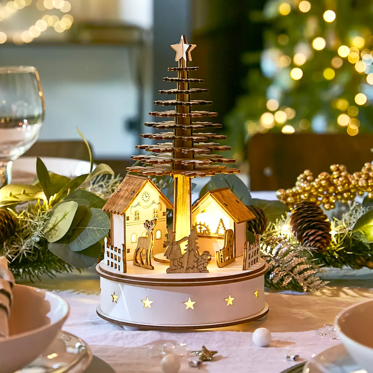 Beleuchtetes Weihnachtsdorf mit Musik aus Holz batteriebetrieben (H25 cm) Weihnachtsbaum