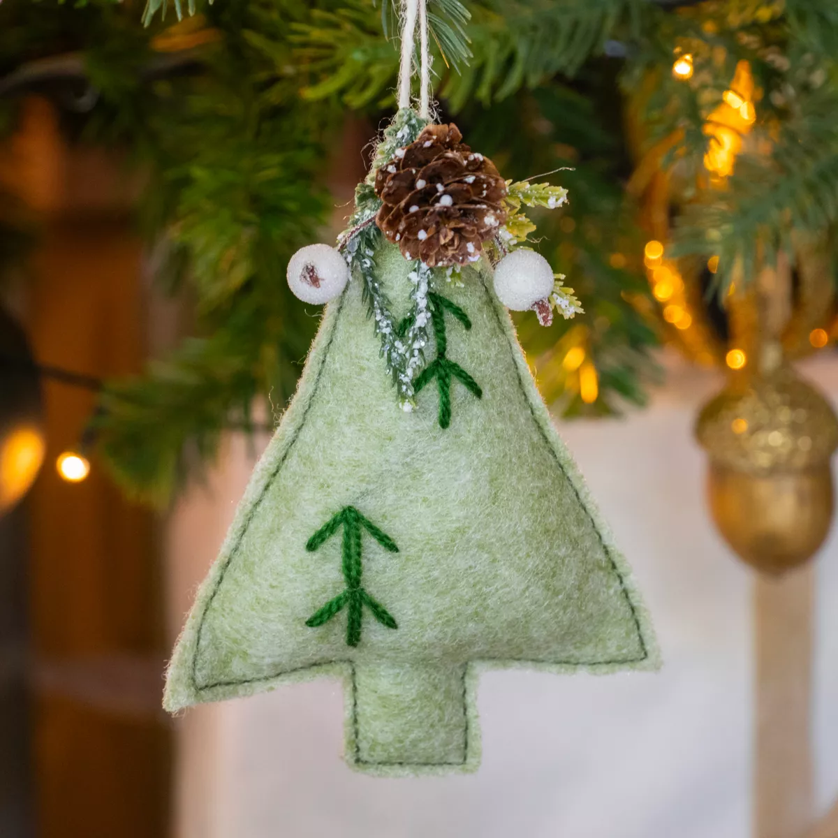 Albero di feltro da appendere (H27 cm) Alpin Menta bianca