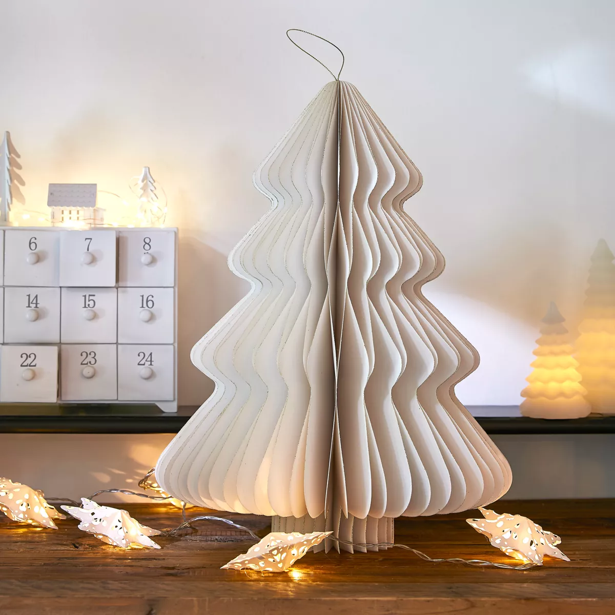 1 Sapin papier fermeture magnetique dia30.00-H40.00cm blanc