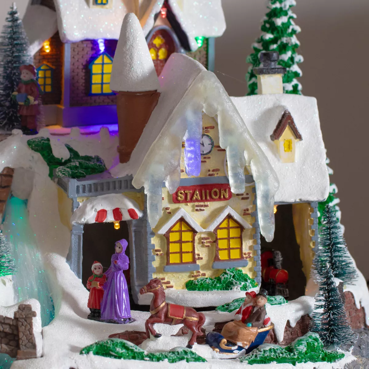 Villaggio di Natale luminoso e musicale Notte di Natale