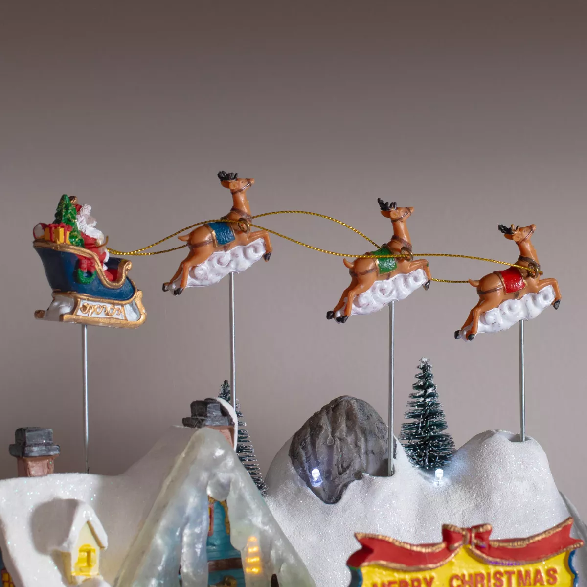 Villaggio di Natale luminoso e musicale Notte di Natale