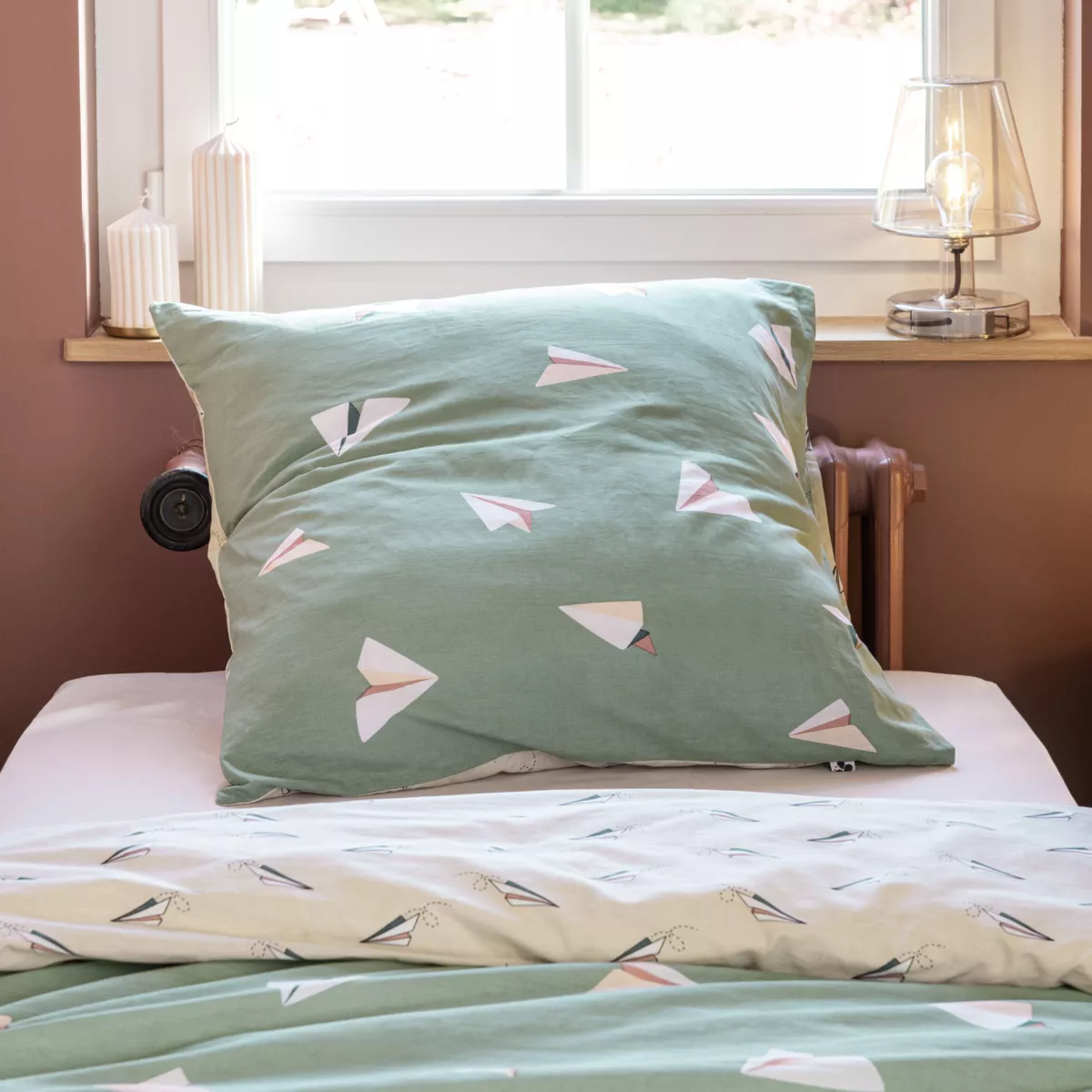 Dekbedovertrek en twee kinderkatoenen kussenslopen (200 x 200 cm) Kleine blauwe papieren