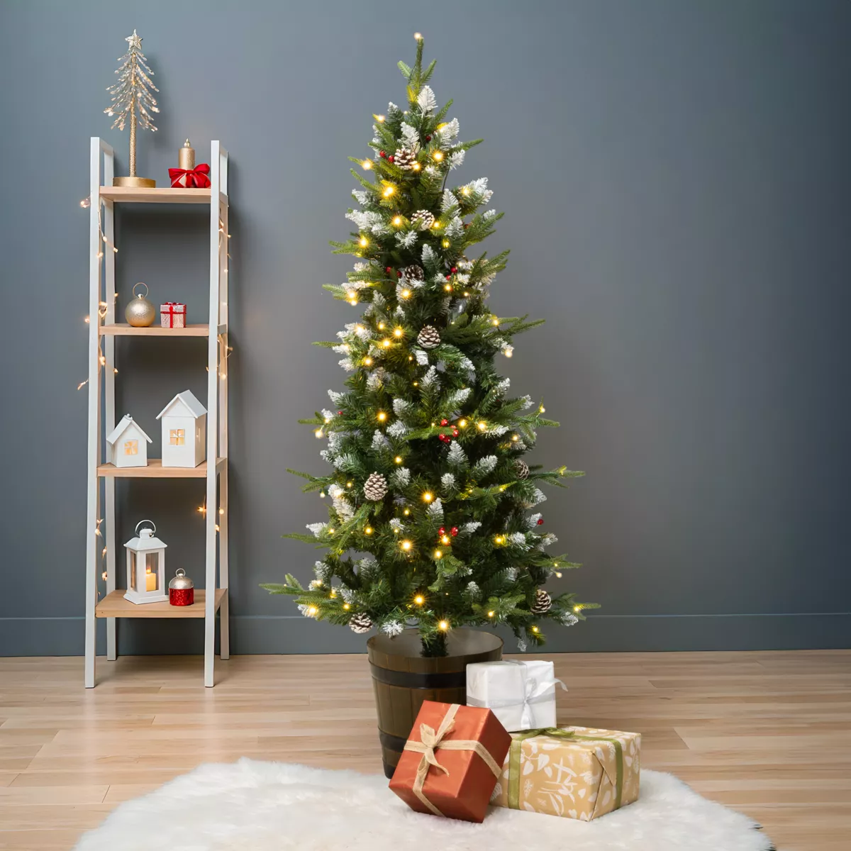 Sapin de Noël artificiel lumineux et décoré H150 cm Tallinn Vert sapin