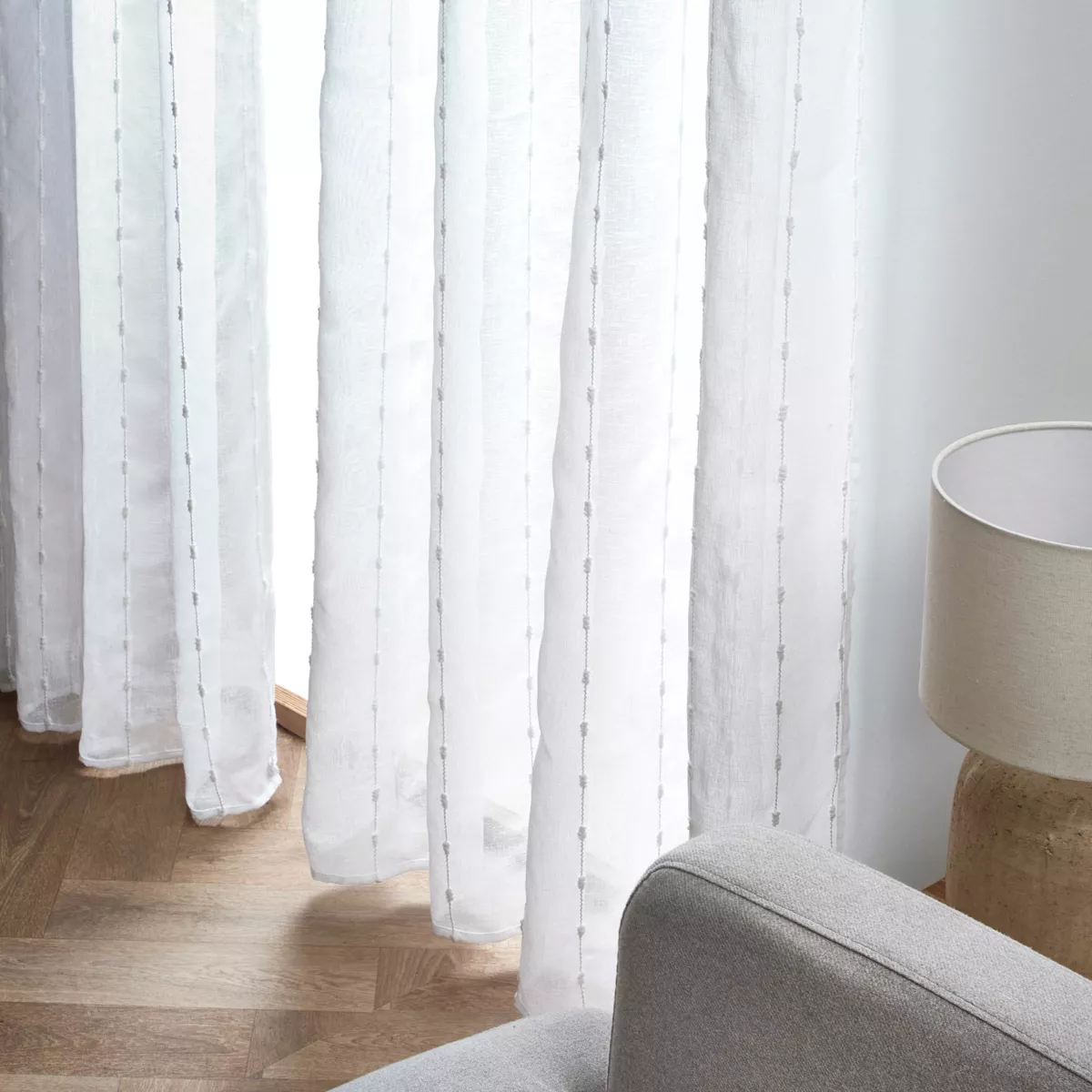 Visillo con ojales y pompones (140 x 240 cm) Axel Blanco