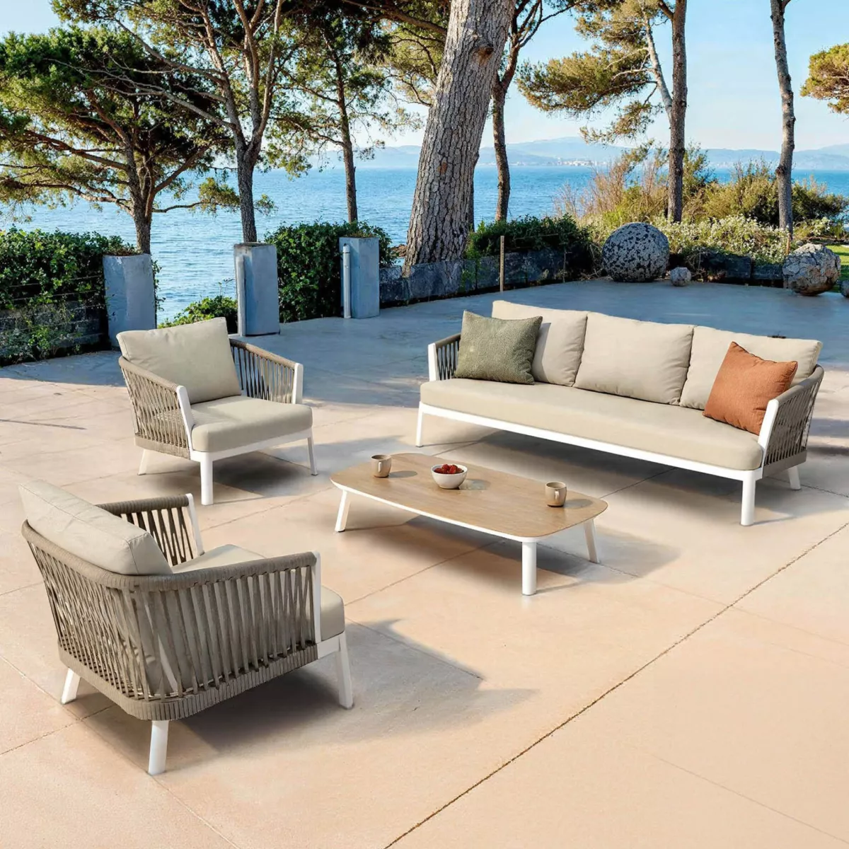 SALON DE JARDIN AMALFI 5 PLACES STRUCTURE BLANC ET COUSSINS BEIGE