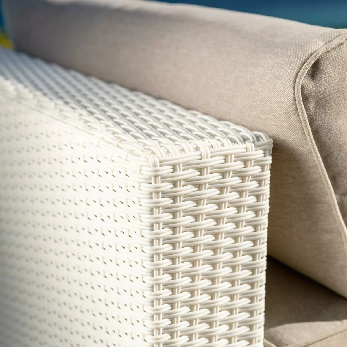 Chauffeuse de jardin en résine tressée Palma Blanc et taupe