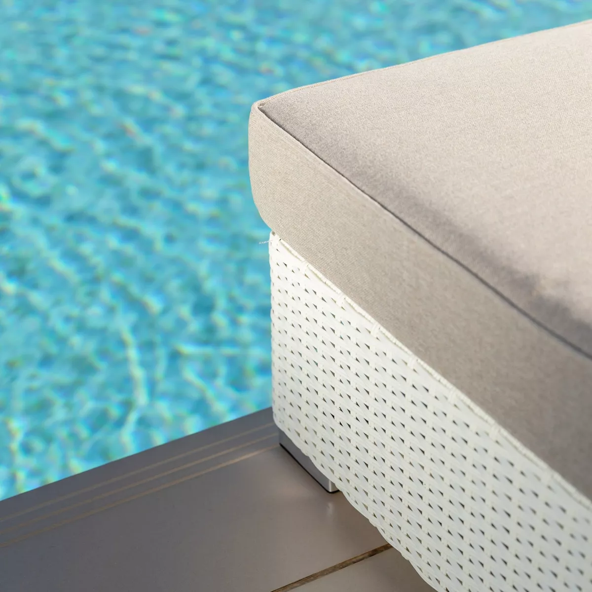 Chauffeuse de jardin en résine tressée Palma Blanc et taupe