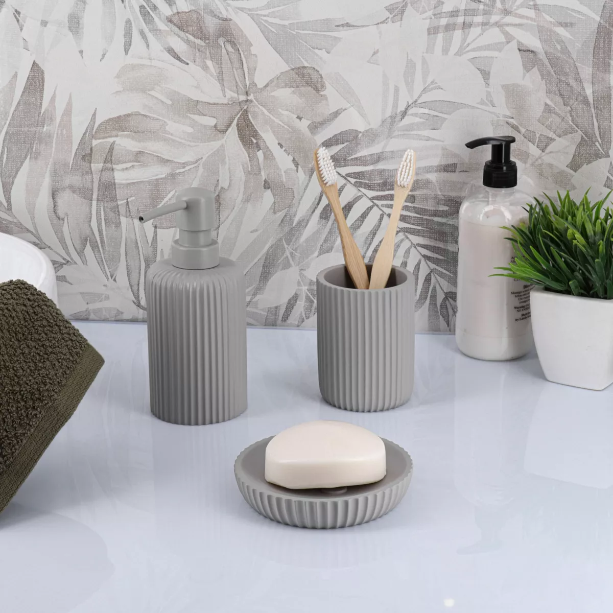 SET GOBELET DISTRIBUTEUR A SAVON ET PORTE SAVON POLYRESINE STRIEE - GRIS CLAIR