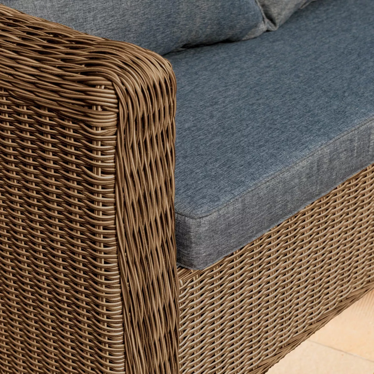 Salotto da giardino in resina intrecciata 5 posti 4 pezzi Calvi Seppia e grigio scuro