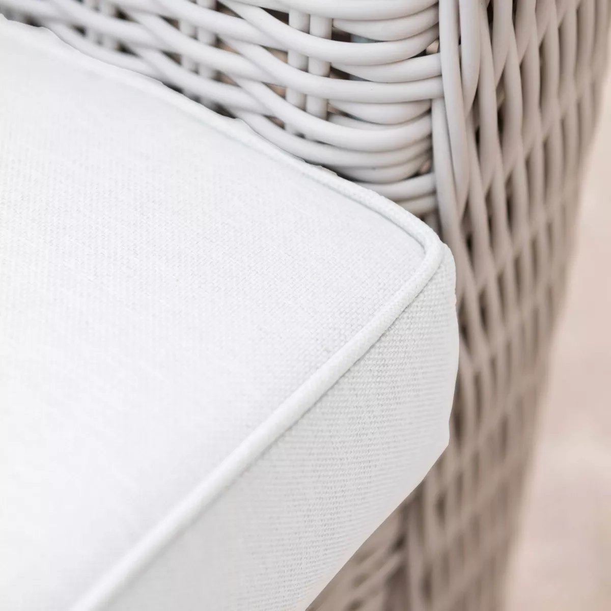 Salotto da giardino in resina intrecciata 7 posti 5 pezzi Calvi Bianco