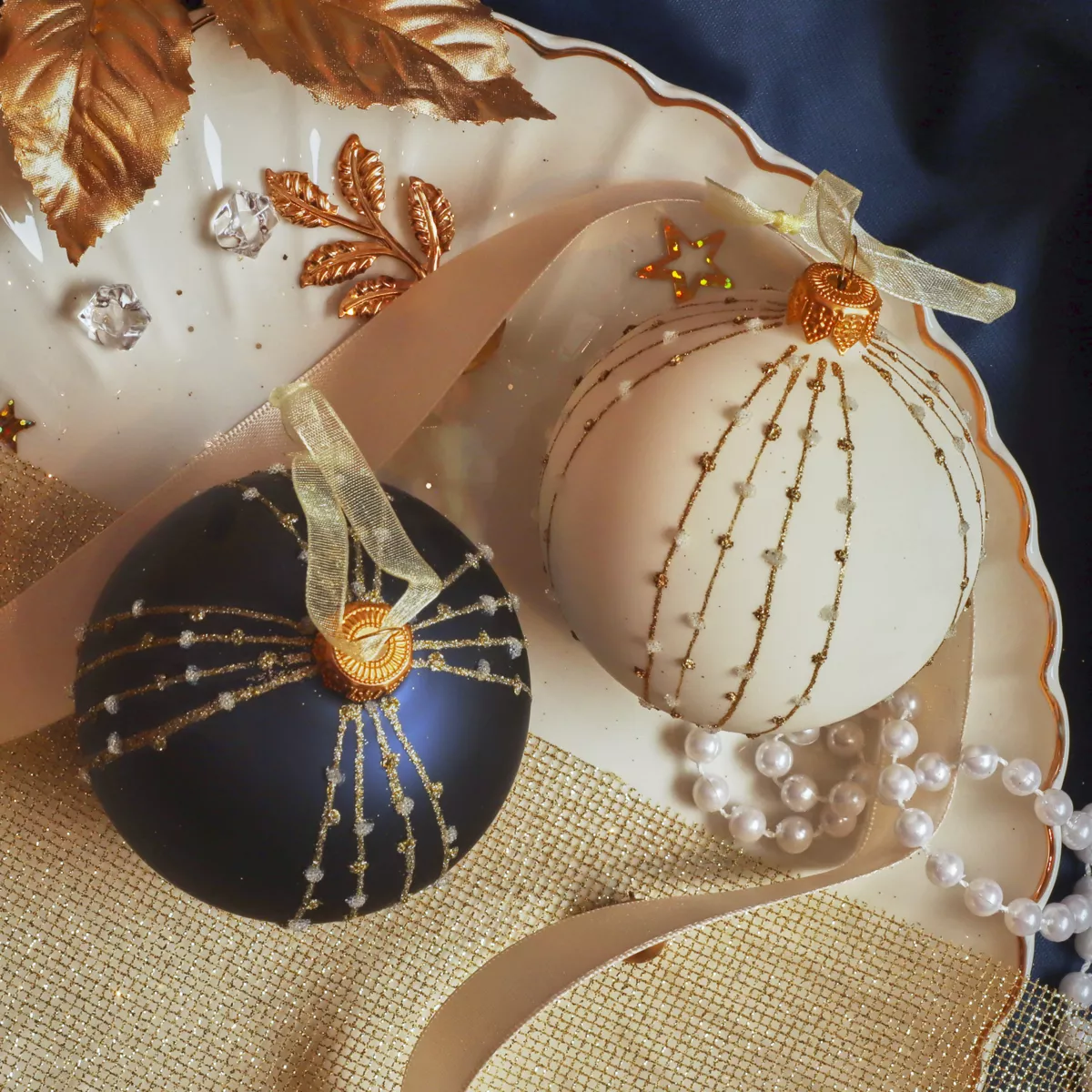 LOT DE 6 (EN VERRE) Boule verre Christmas night dia8cm Blanc laine et bleu nuit