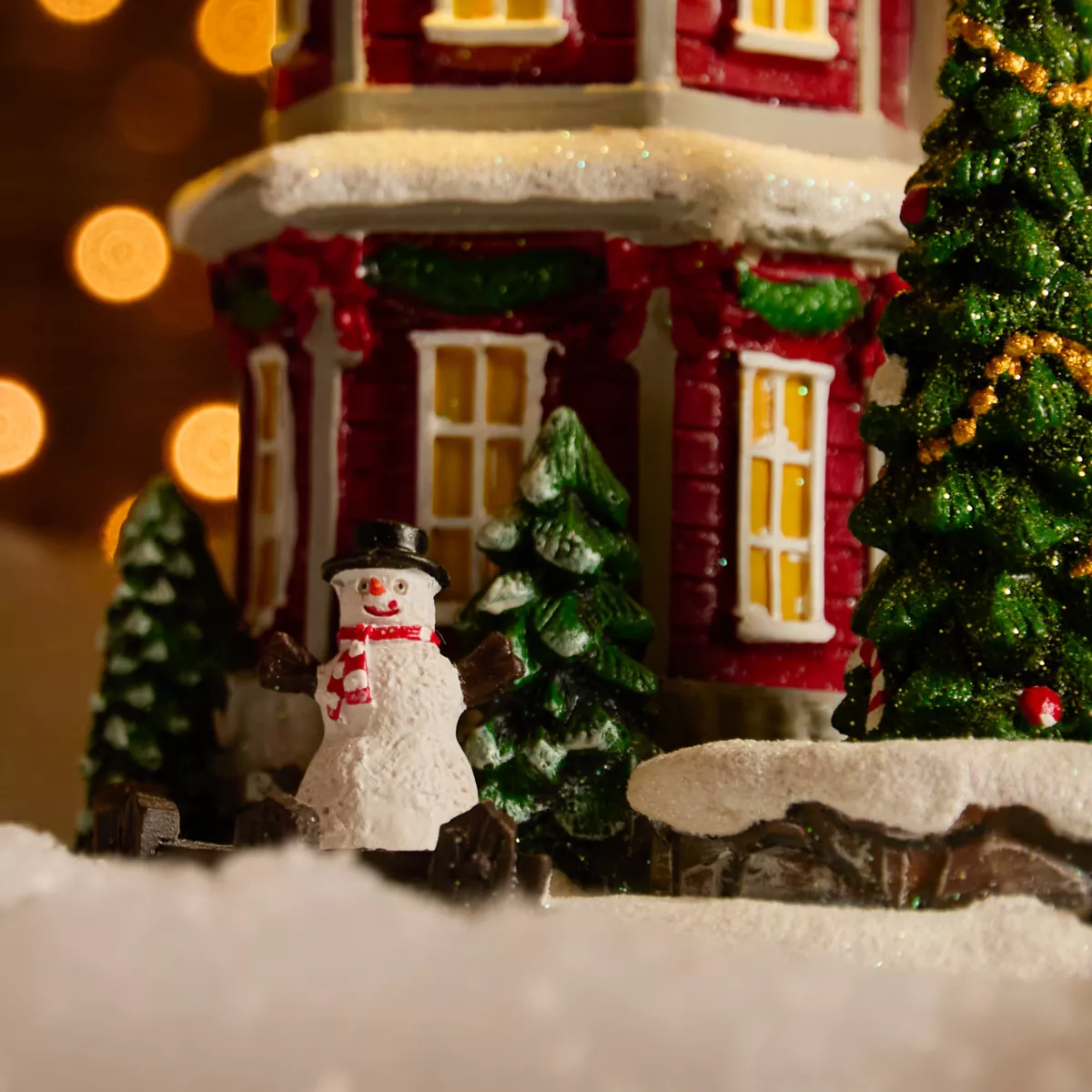 Casa de pueblo iluminada, musical y animada a pilas (H23 cm) Camden Street