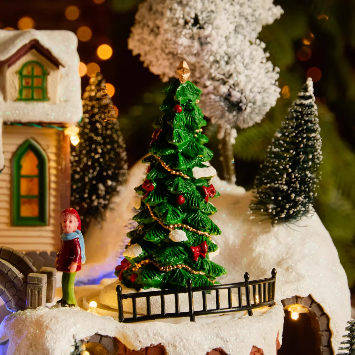 Village de Noël lumineux, animé et musical Eglise et chanteurs