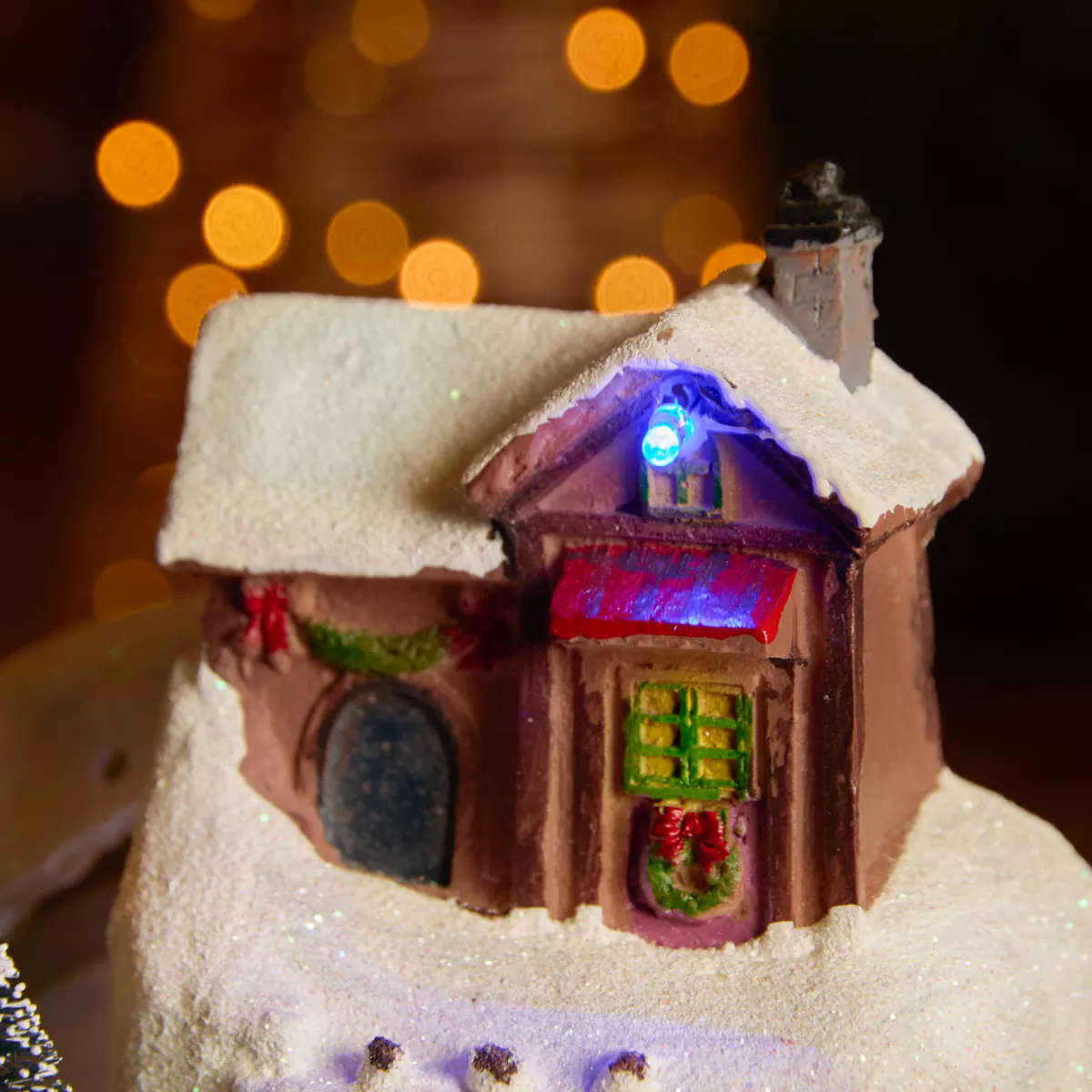 Villaggio di Natale luminoso e musicale, stazione sciistica animata