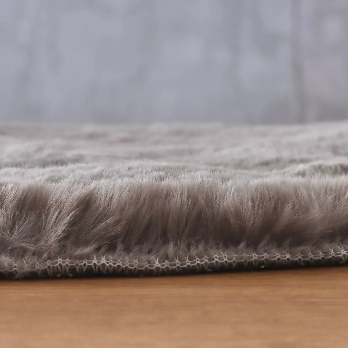 Tappeto rotondo in finta pelliccia (80 cm) Finn Taupe
