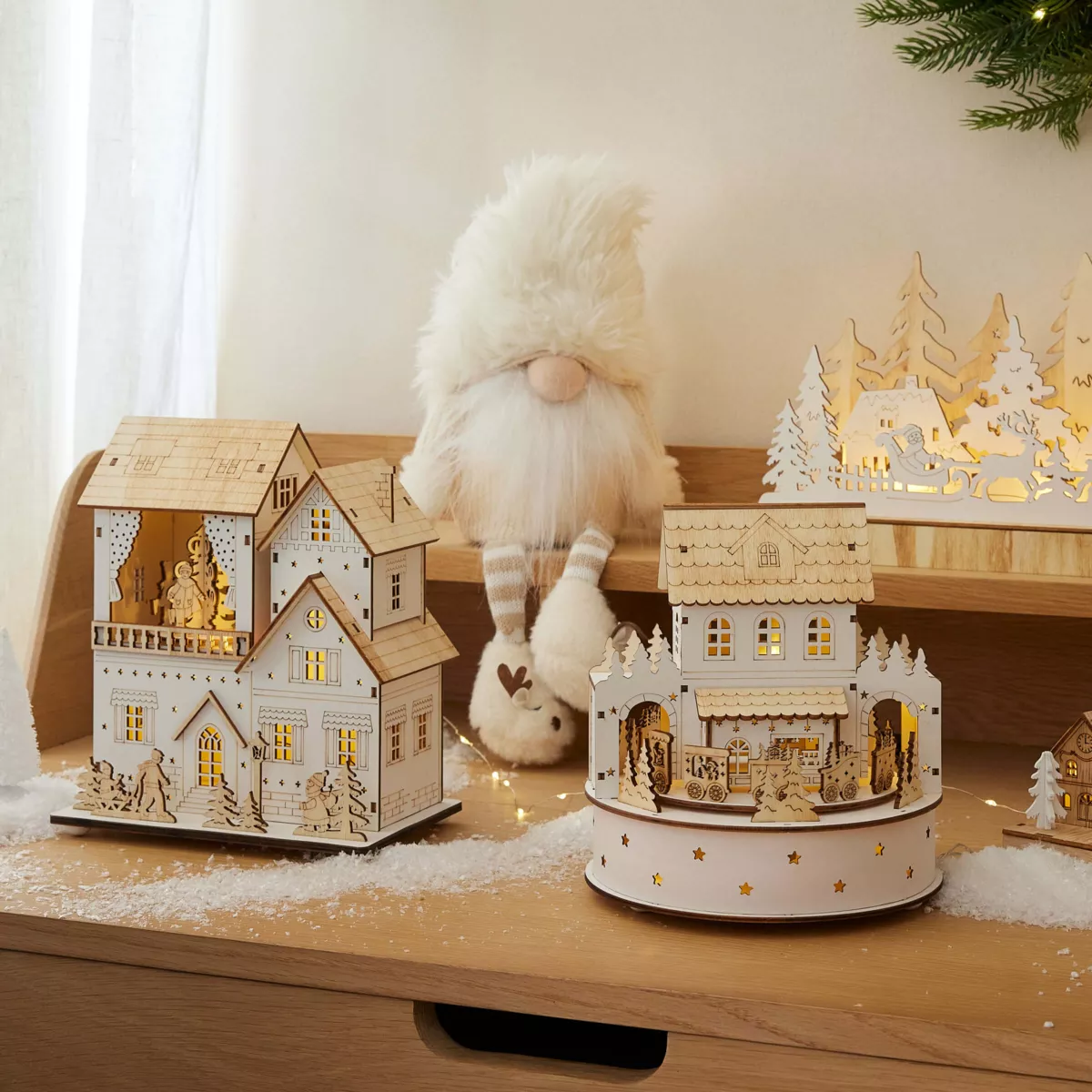 Paese di Natale in legno luminoso e musicale a pile (H19 cm) Casa di famiglia