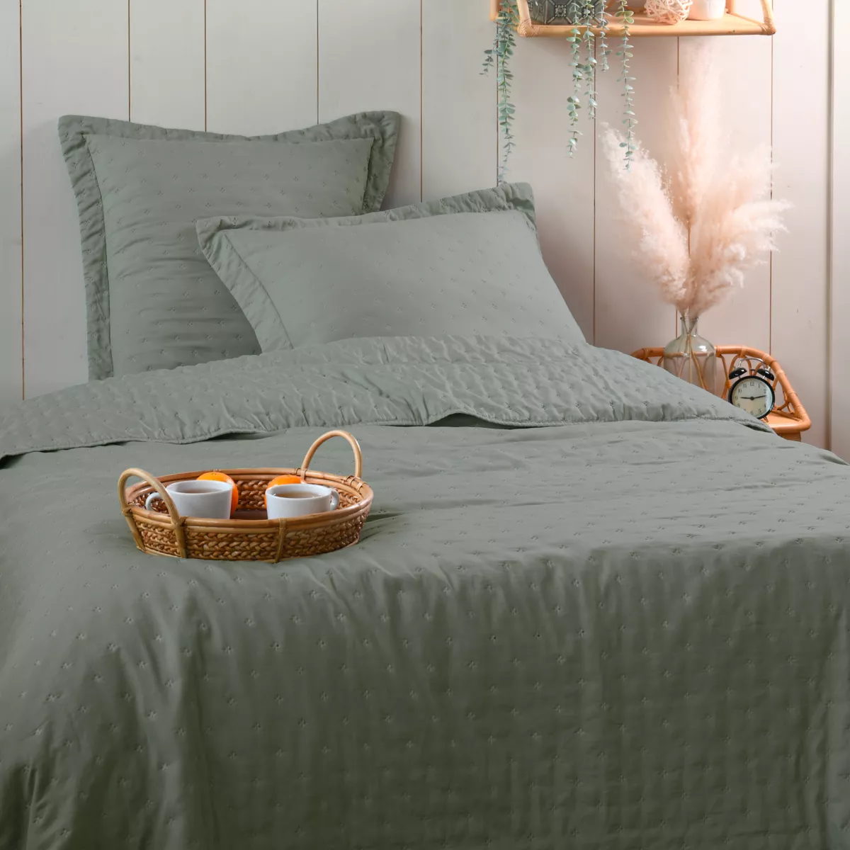 Colcha acolchada y dos fundas de almohada (240 x 220 cm) Cléo Verde Pino