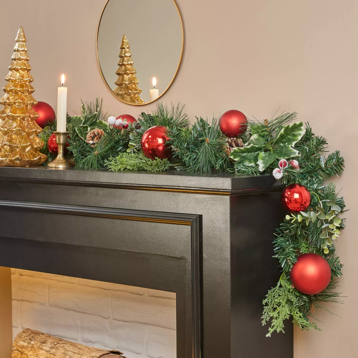 Versierde guirlande Kerstballen en dennenappels 1