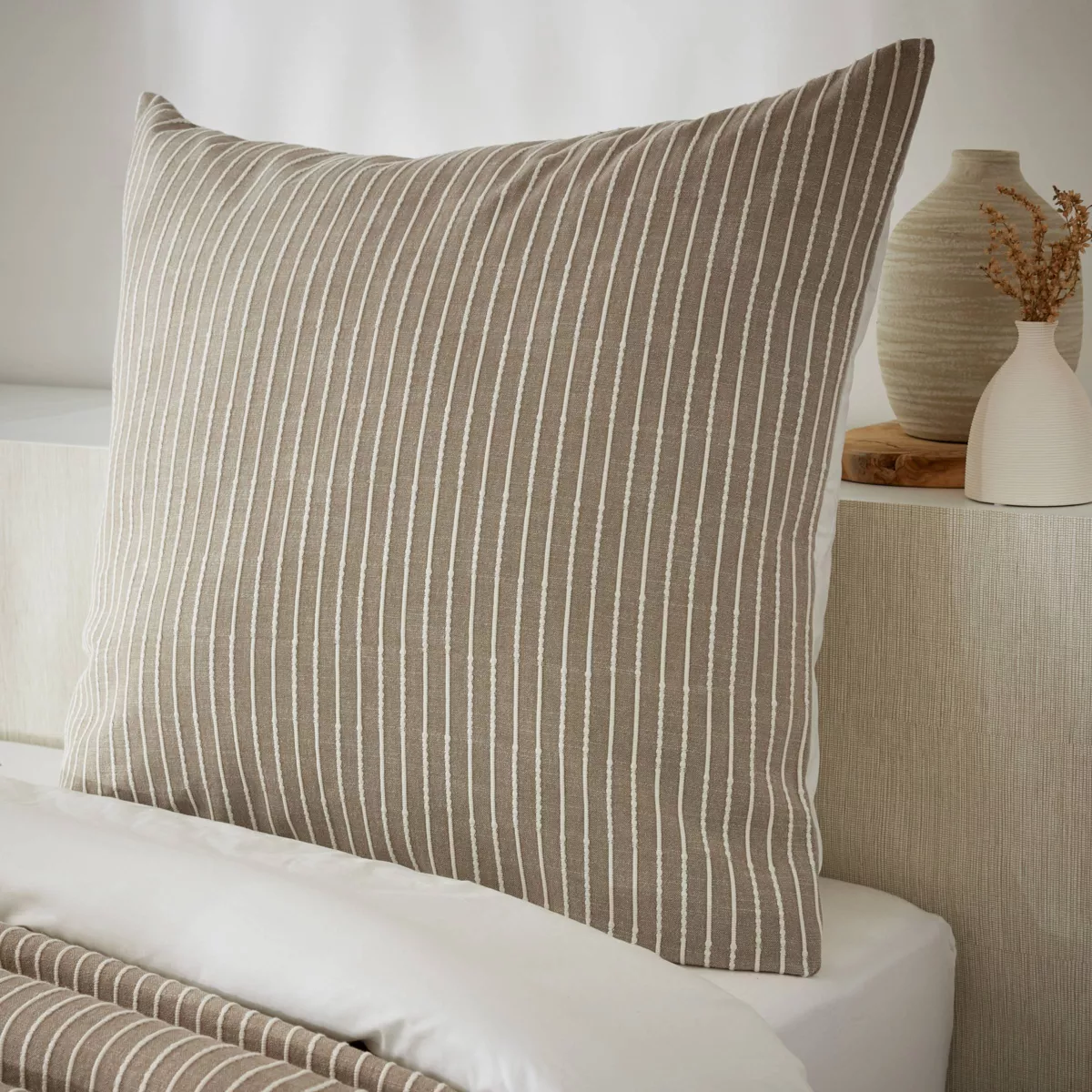 Federa quadrata reversibile in cotone testurizzato e percale (80 x 80 cm) Alice Ecru