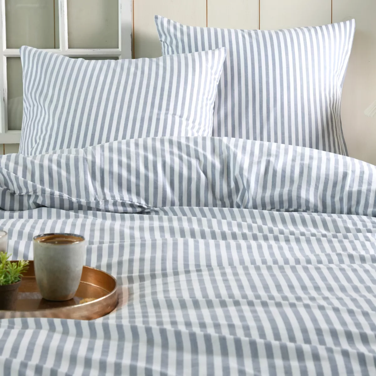 Housse de couette et deux taies d'oreiller coton (260 x 240 cm) Linea Bleu